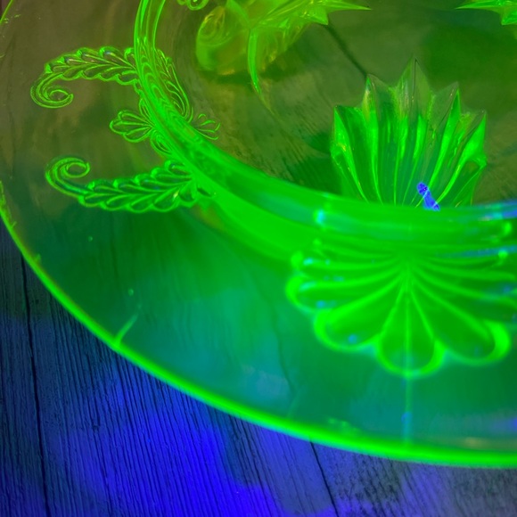 Vtg Uranium Glass Lidded Cheese Tray - Candy Dish - Picture 7 of 9